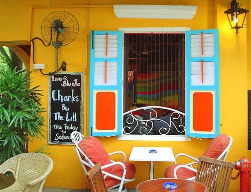 A cafe tucked away on Arab Street. Photo by Mysticlens.