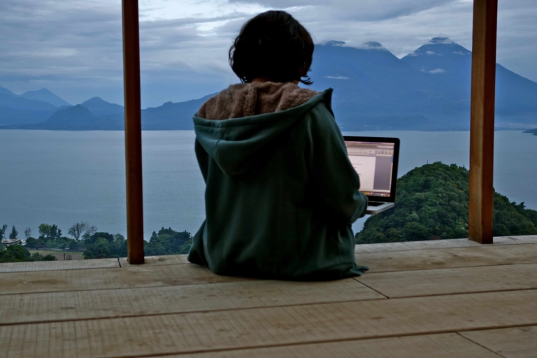 travel career, how to earn money while travelling